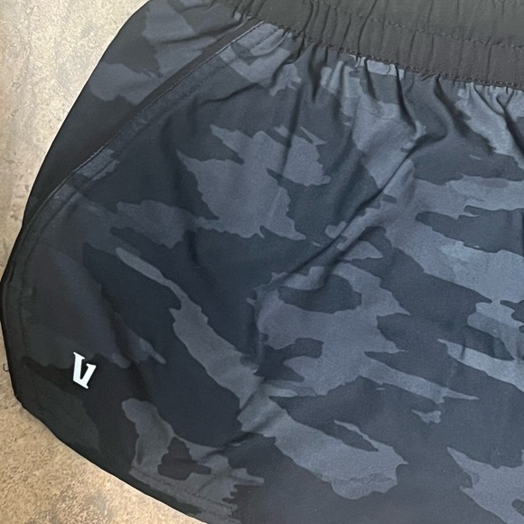 💫Vuori Women’s Clementine Shorts 2.0, Small, Black Camo, Gently Worn! - Picture 8 of 12